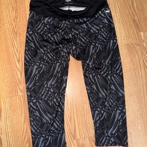Everlast Black and Gray Patterned Capri Leggings